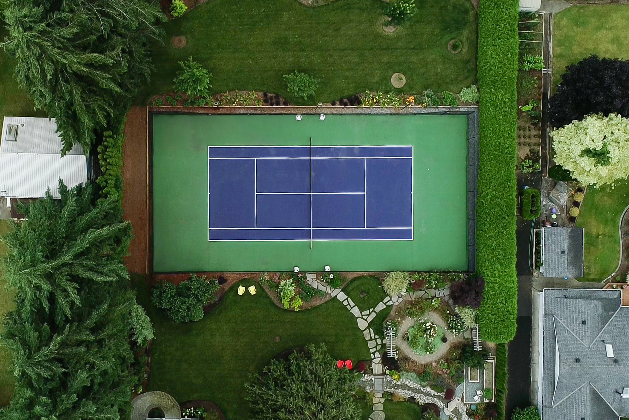 Birds eye view of a tennis court